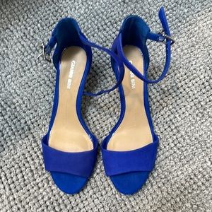 Gianni Bini blue leather shoe, 2.5in heel, worn once